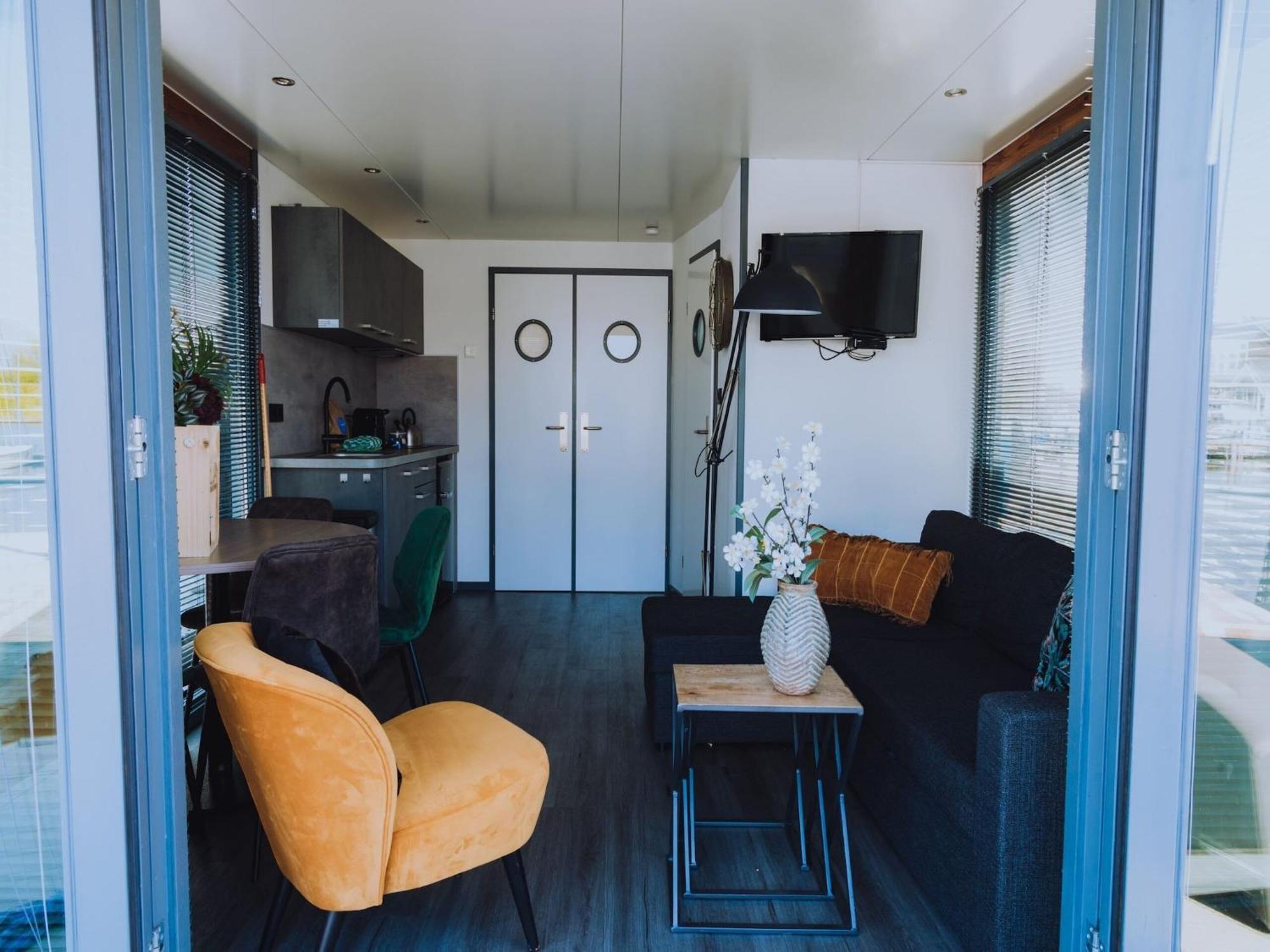 Modern Houseboat With Air Conditioning Located In Marina Uitgeest Exteriér fotografie