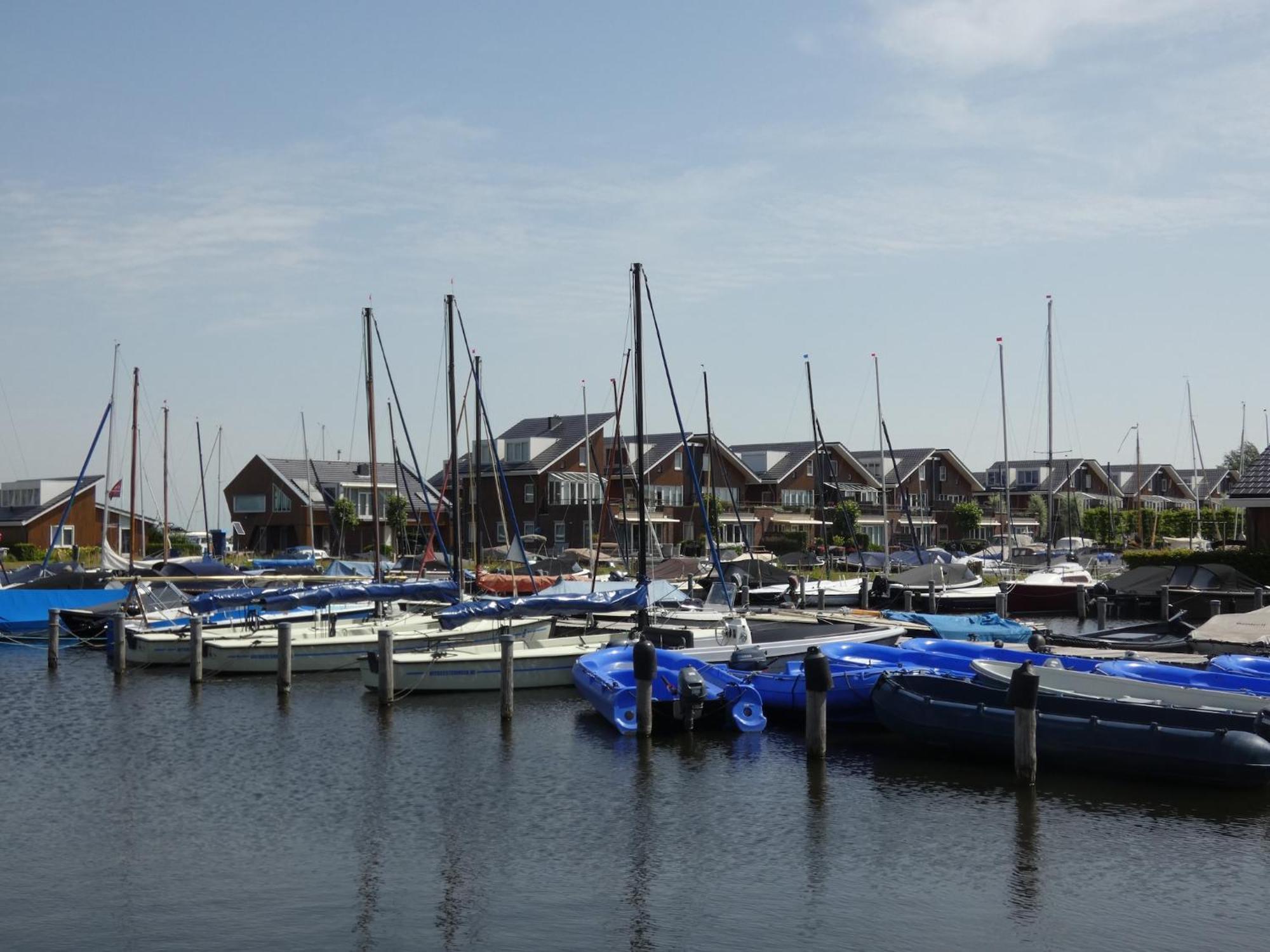Modern Houseboat With Air Conditioning Located In Marina Uitgeest Exteriér fotografie